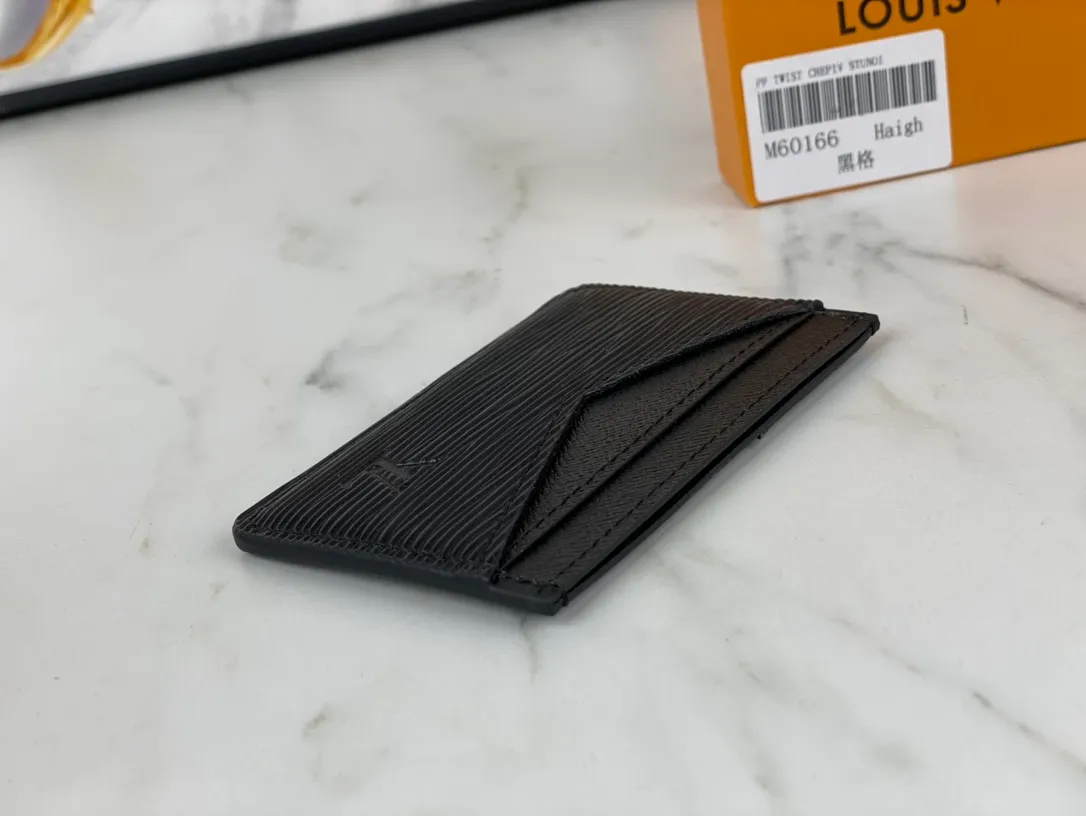 💰90💰M60166👏👏The Neo card holder made of Monogram Macassar canvas is the first choice for carrying important cards. Cowhide leather trim makes the classic Louis Vuitton pattern even more eye-catching. Dimensions: 11.0 x 7.0 x 0.6 cm,