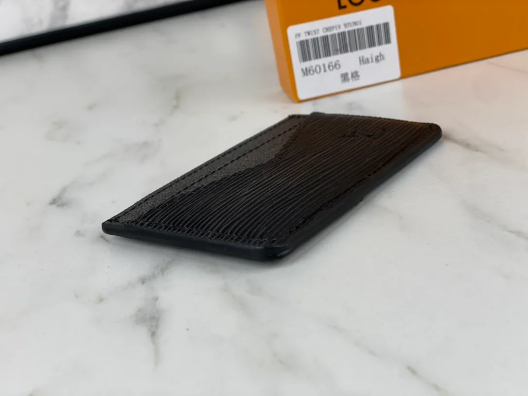 💰90💰M60166👏👏The Neo card holder made of Monogram Macassar canvas is the first choice for carrying important cards. Cowhide leather trim makes the classic Louis Vuitton pattern even more eye-catching. Dimensions: 11.0 x 7.0 x 0.6 cm,