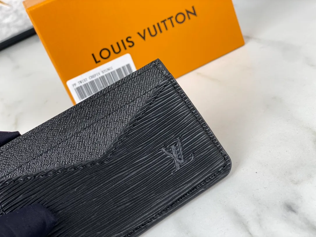 💰90💰M60166👏👏The Neo card holder made of Monogram Macassar canvas is the first choice for carrying important cards. Cowhide leather trim makes the classic Louis Vuitton pattern even more eye-catching. Dimensions: 11.0 x 7.0 x 0.6 cm,