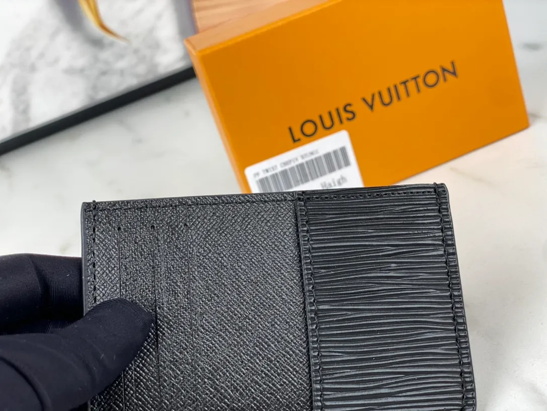 💰90💰M60166👏👏The Neo card holder made of Monogram Macassar canvas is the first choice for carrying important cards. Cowhide leather trim makes the classic Louis Vuitton pattern even more eye-catching. Dimensions: 11.0 x 7.0 x 0.6 cm,