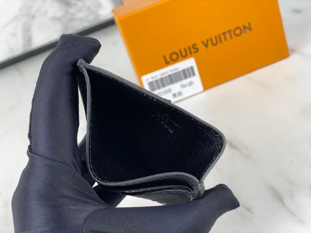 💰90💰M60166👏👏The Neo card holder made of Monogram Macassar canvas is the first choice for carrying important cards. Cowhide leather trim makes the classic Louis Vuitton pattern even more eye-catching. Dimensions: 11.0 x 7.0 x 0.6 cm,