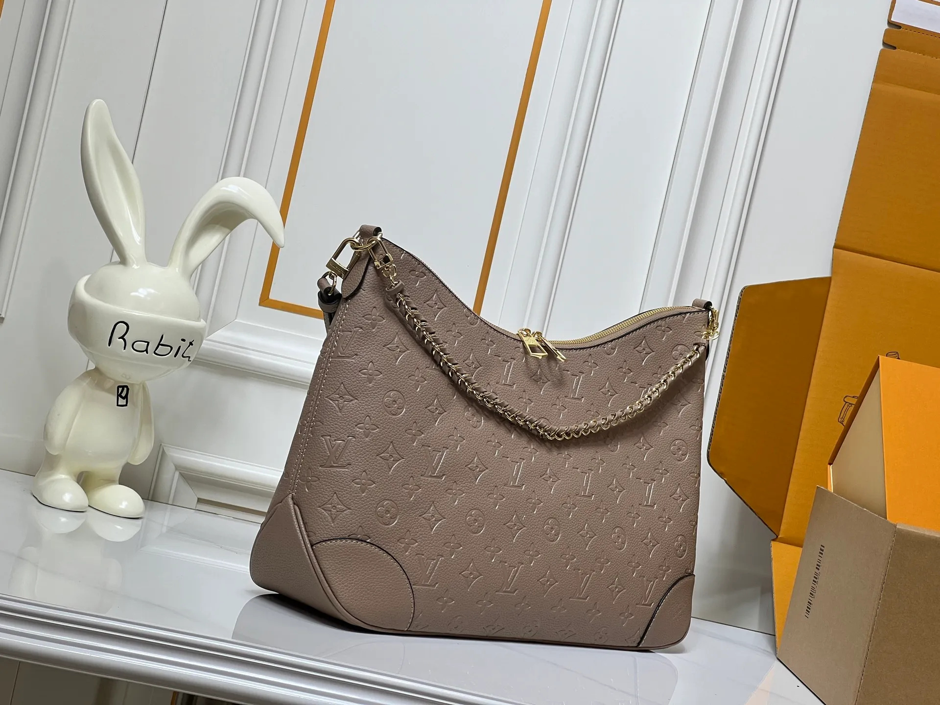 Batch 280💰Upgraded Original M25854 M13706 This classic Boulogne handbag has been upgraded to a spacious GM size, perfect for carrying laptops and other essentials. Inspired by an archival model from 1984, this elegant design is crafted from Monogram Empreinte leather and embellished with an exclusive gold braided chain that can be removed if desired. You can choose to wear it cross-body, over the shoulder or by hand. Dimensions: 40 × 29 × 15 cm (length x height x width)