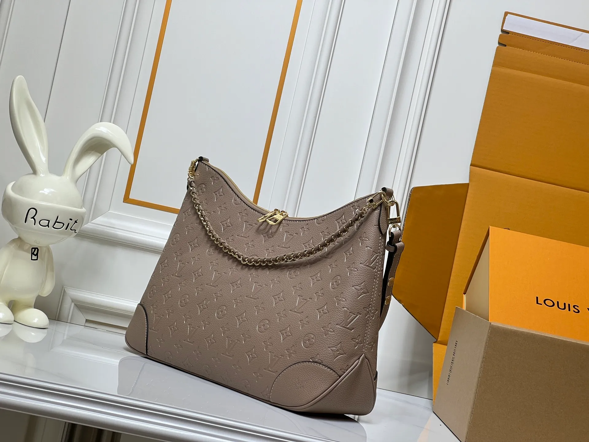 Batch 280💰Upgraded Original M25854 M13706 This classic Boulogne handbag has been upgraded to a spacious GM size, perfect for carrying laptops and other essentials. Inspired by an archival model from 1984, this elegant design is crafted from Monogram Empreinte leather and embellished with an exclusive gold braided chain that can be removed if desired. You can choose to wear it cross-body, over the shoulder or by hand. Dimensions: 40 × 29 × 15 cm (length x height x width)