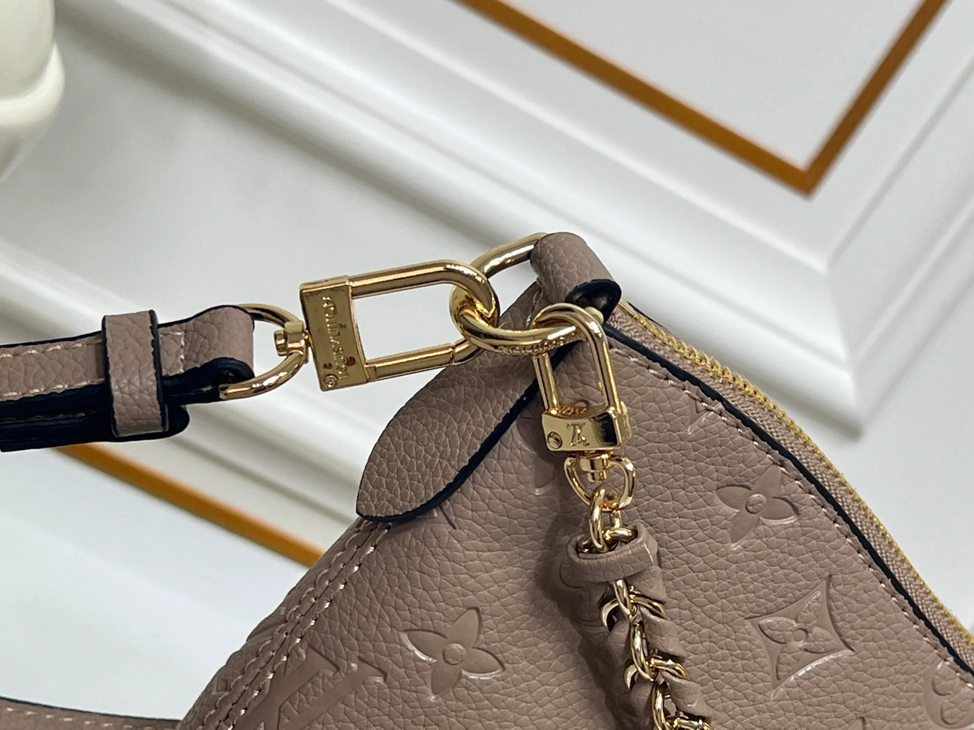 Batch 280💰Upgraded Original M25854 M13706 This classic Boulogne handbag has been upgraded to a spacious GM size, perfect for carrying laptops and other essentials. Inspired by an archival model from 1984, this elegant design is crafted from Monogram Empreinte leather and embellished with an exclusive gold braided chain that can be removed if desired. You can choose to wear it cross-body, over the shoulder or by hand. Dimensions: 40 × 29 × 15 cm (length x height x width)