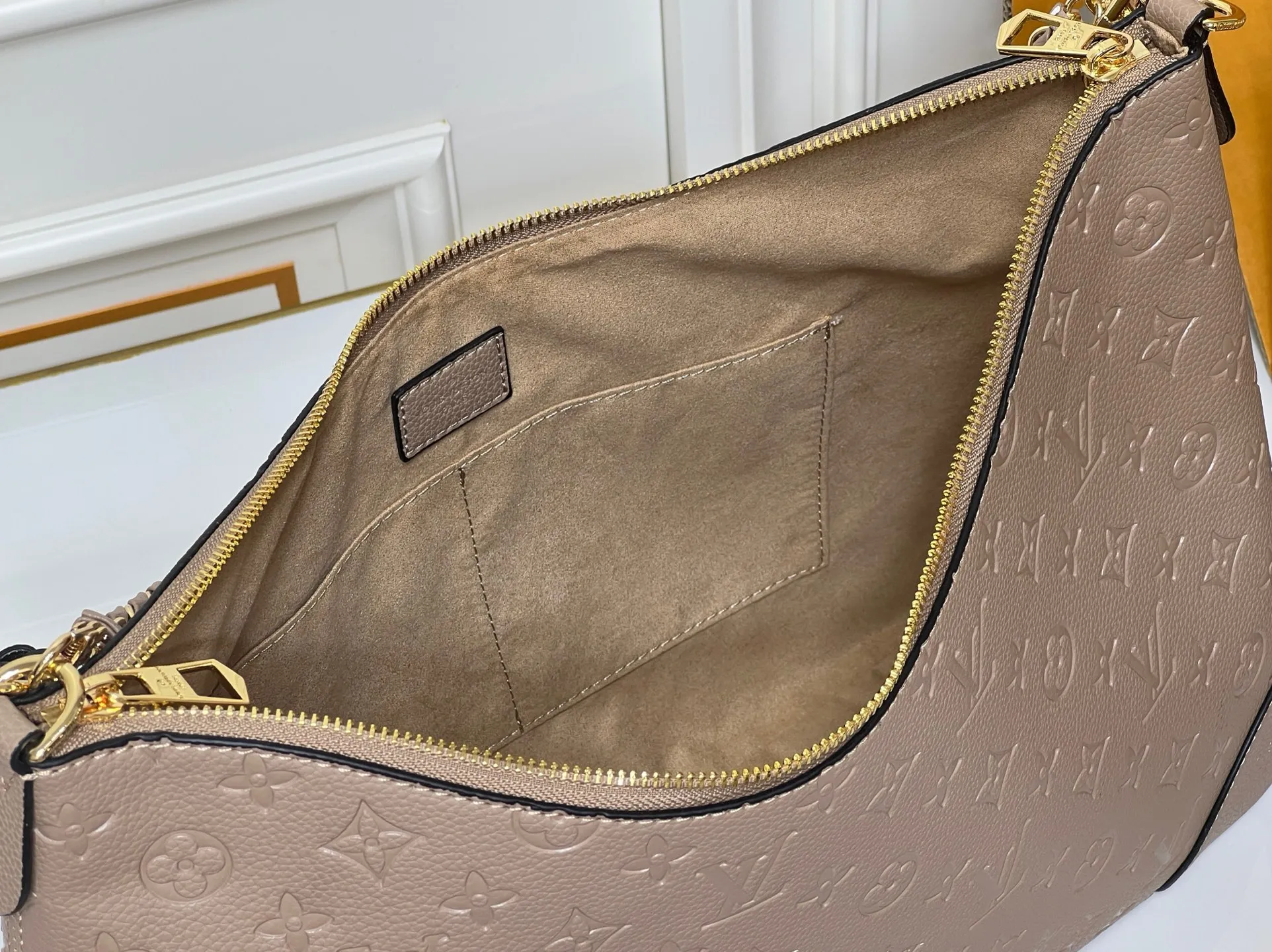 Batch 280💰Upgraded Original M25854 M13706 This classic Boulogne handbag has been upgraded to a spacious GM size, perfect for carrying laptops and other essentials. Inspired by an archival model from 1984, this elegant design is crafted from Monogram Empreinte leather and embellished with an exclusive gold braided chain that can be removed if desired. You can choose to wear it cross-body, over the shoulder or by hand. Dimensions: 40 × 29 × 15 cm (length x height x width)