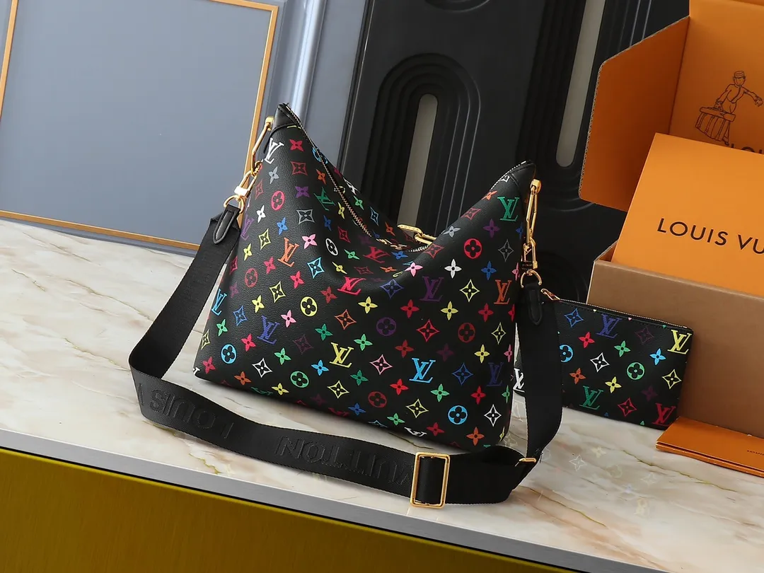 💰260💰Upgraded original M12068 M12071 M12072 This new Coussin series of hobo bags combines fashion and functionality, and combines the iconic design elements of the series. The bag is made of smooth cotton-paved leather and is embossed with the brand's Monogram pattern. The signature thick chain strap is accented with gold-tone hardware, while the wide detachable textile shoulder strap allows you to carry it in different ways. This versatile style is large enough to hold a laptop and features a removable zip pocket. Dimensions: 38x33x10 cm