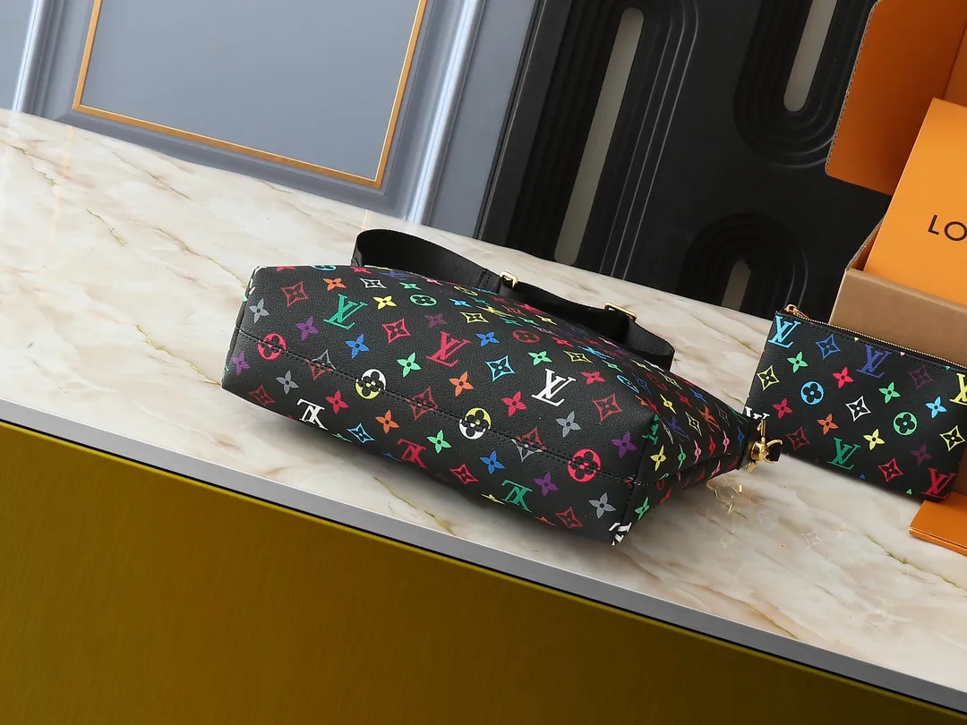 💰260💰Upgraded original M12068 M12071 M12072 This new Coussin series of hobo bags combines fashion and functionality, and combines the iconic design elements of the series. The bag is made of smooth cotton-paved leather and is embossed with the brand's Monogram pattern. The signature thick chain strap is accented with gold-tone hardware, while the wide detachable textile shoulder strap allows you to carry it in different ways. This versatile style is large enough to hold a laptop and features a removable zip pocket. Dimensions: 38x33x10 cm