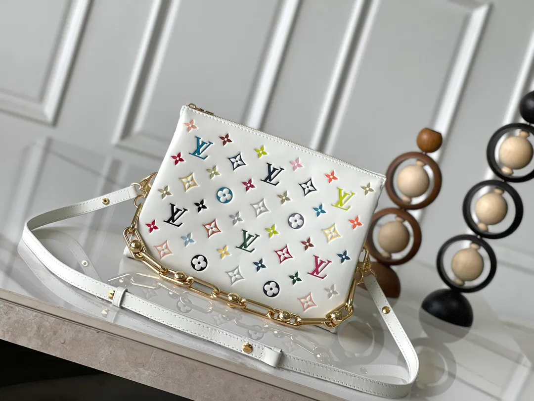 💰1300 (top-grain leather) top-quality original transcoded chip version M13233 white color This small Coussin handbag is from the Louis Vuitton The rugged metal chain and detachable leather shoulder strap allow for a variety of carrying options. 20 x 12 x 26 cm (height x width x length)