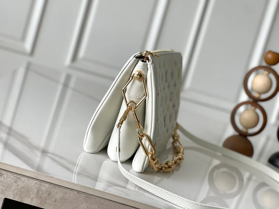 💰1300 (top-grain leather) top-quality original transcoded chip version M13233 white color This small Coussin handbag is from the Louis Vuitton The rugged metal chain and detachable leather shoulder strap allow for a variety of carrying options. 20 x 12 x 26 cm (height x width x length)