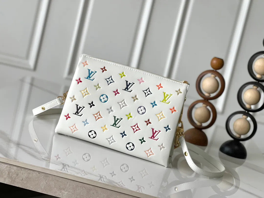 💰1300 (top-grain leather) top-quality original transcoded chip version M13233 white color This small Coussin handbag is from the Louis Vuitton The rugged metal chain and detachable leather shoulder strap allow for a variety of carrying options. 20 x 12 x 26 cm (height x width x length)