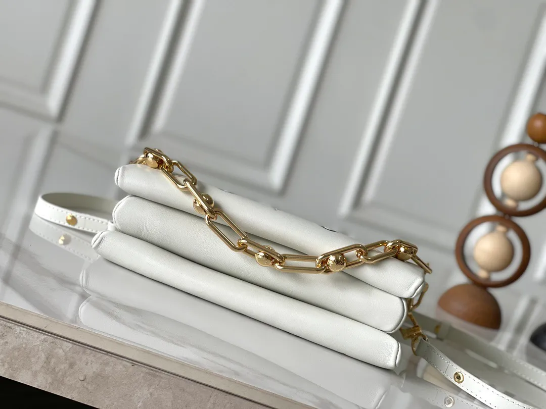 💰1300 (top-grain leather) top-quality original transcoded chip version M13233 white color This small Coussin handbag is from the Louis Vuitton The rugged metal chain and detachable leather shoulder strap allow for a variety of carrying options. 20 x 12 x 26 cm (height x width x length)