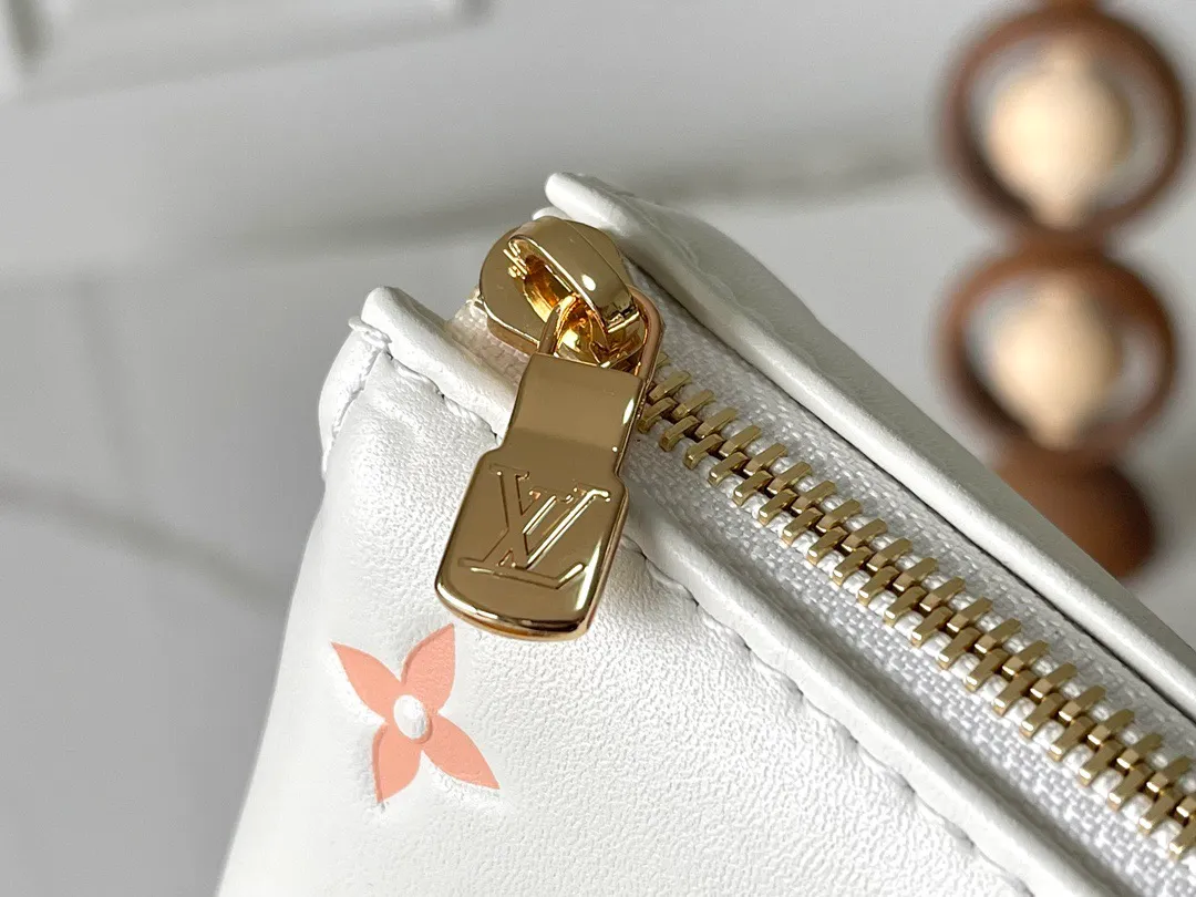 💰1300 (top-grain leather) top-quality original transcoded chip version M13233 white color This small Coussin handbag is from the Louis Vuitton The rugged metal chain and detachable leather shoulder strap allow for a variety of carrying options. 20 x 12 x 26 cm (height x width x length)