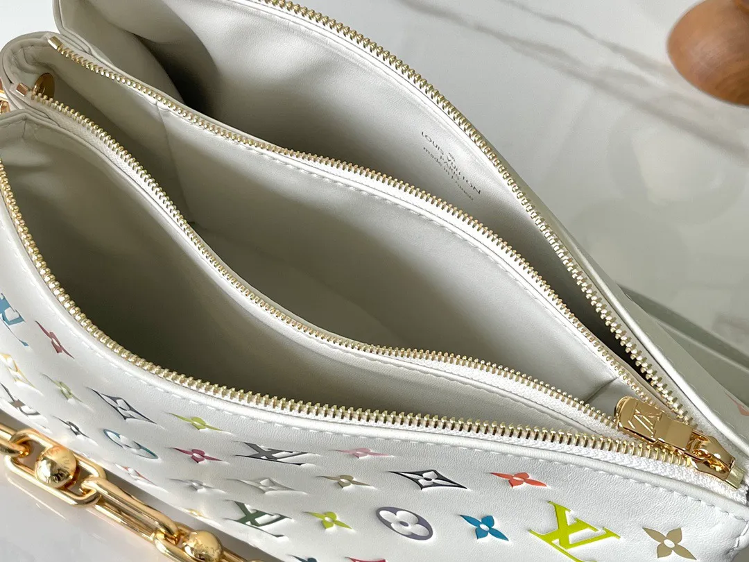 💰1300 (top-grain leather) top-quality original transcoded chip version M13233 white color This small Coussin handbag is from the Louis Vuitton The rugged metal chain and detachable leather shoulder strap allow for a variety of carrying options. 20 x 12 x 26 cm (height x width x length)