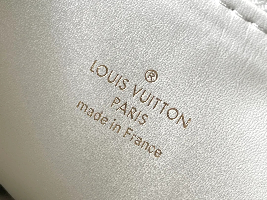 💰1300 (top-grain leather) top-quality original transcoded chip version M13233 white color This small Coussin handbag is from the Louis Vuitton The rugged metal chain and detachable leather shoulder strap allow for a variety of carrying options. 20 x 12 x 26 cm (height x width x length)