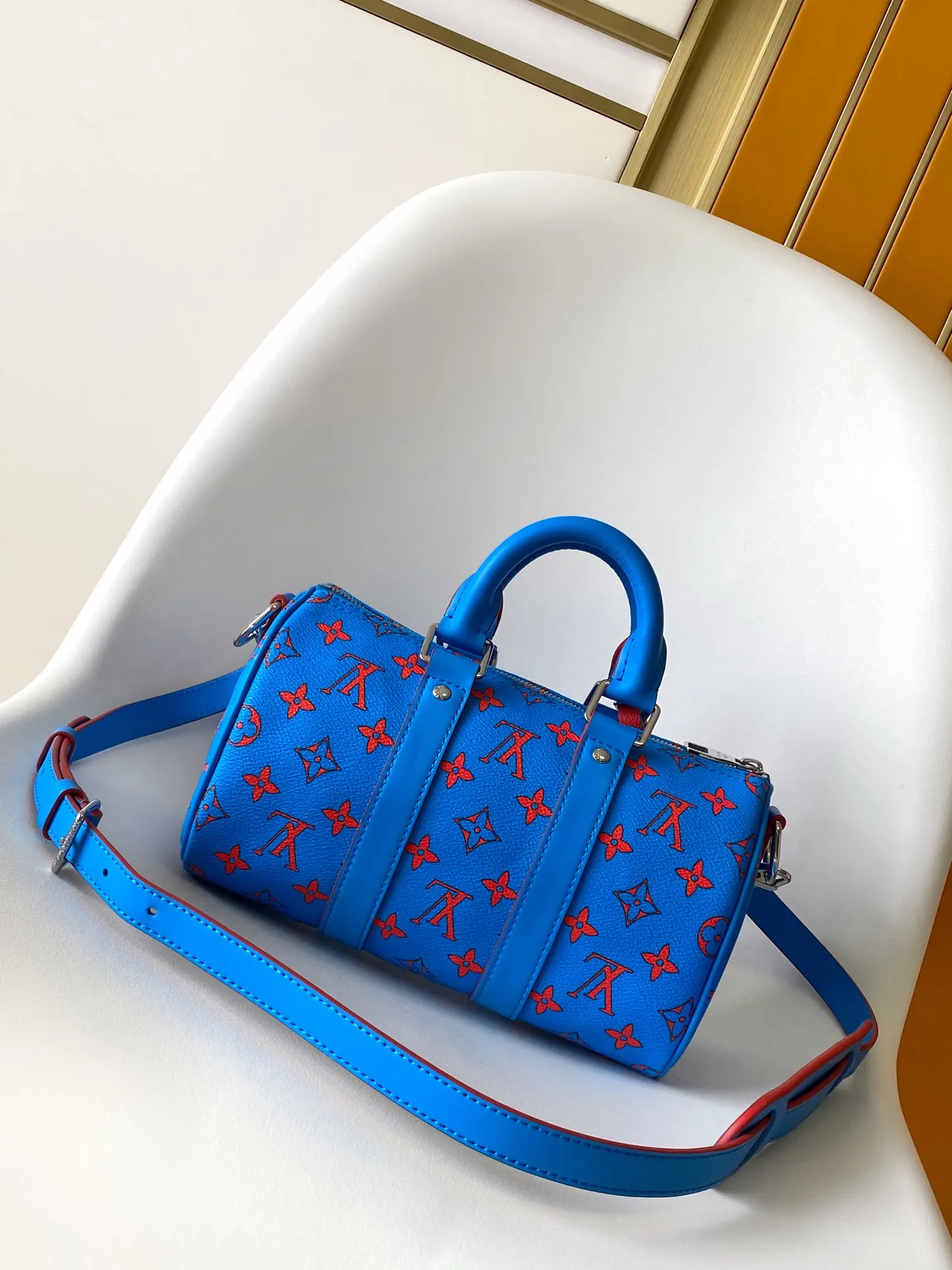 💰1020 Top original order 163c01 chip】M14989 Graffiti M15076M14837 M12733. M13166 M12609 Yellow Top original order Dynamic code change Keepall Bandoulière 25 handbag condenses the classic Keepall travel bag design, using Monogram Surfin’ canvas created by Pharrell Williams to interpret urban style. The complex pattern combines colorful summer elements with a tropical and retro feel. The detachable shoulder strap and rolled leather handle allow for multiple carrying methods. 25,0