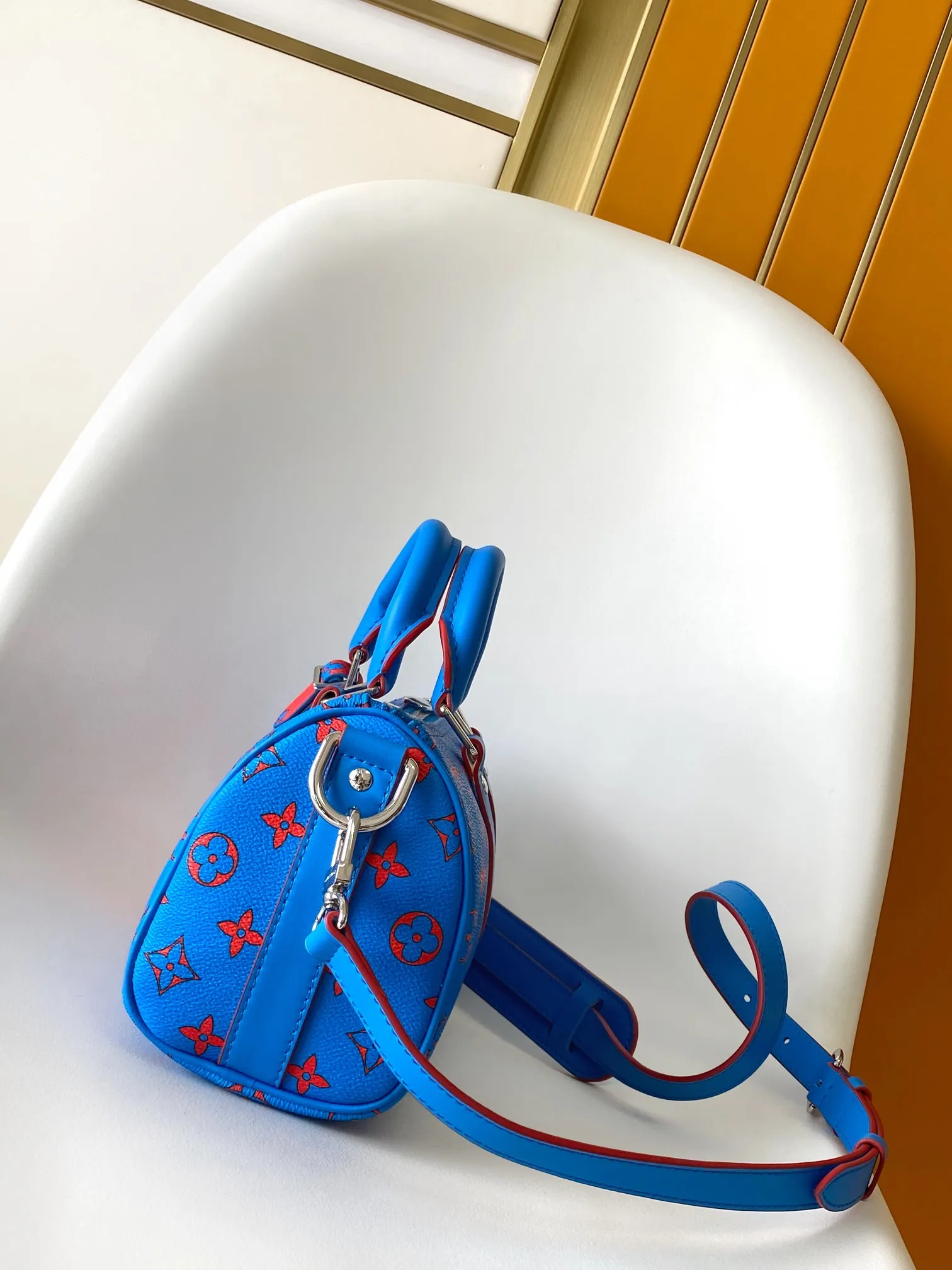 💰1020 Top original order 163c01 chip】M14989 Graffiti M15076M14837 M12733. M13166 M12609 Yellow Top original order Dynamic code change Keepall Bandoulière 25 handbag condenses the classic Keepall travel bag design, using Monogram Surfin’ canvas created by Pharrell Williams to interpret urban style. The complex pattern combines colorful summer elements with a tropical and retro feel. The detachable shoulder strap and rolled leather handle allow for multiple carrying methods. 25,0
