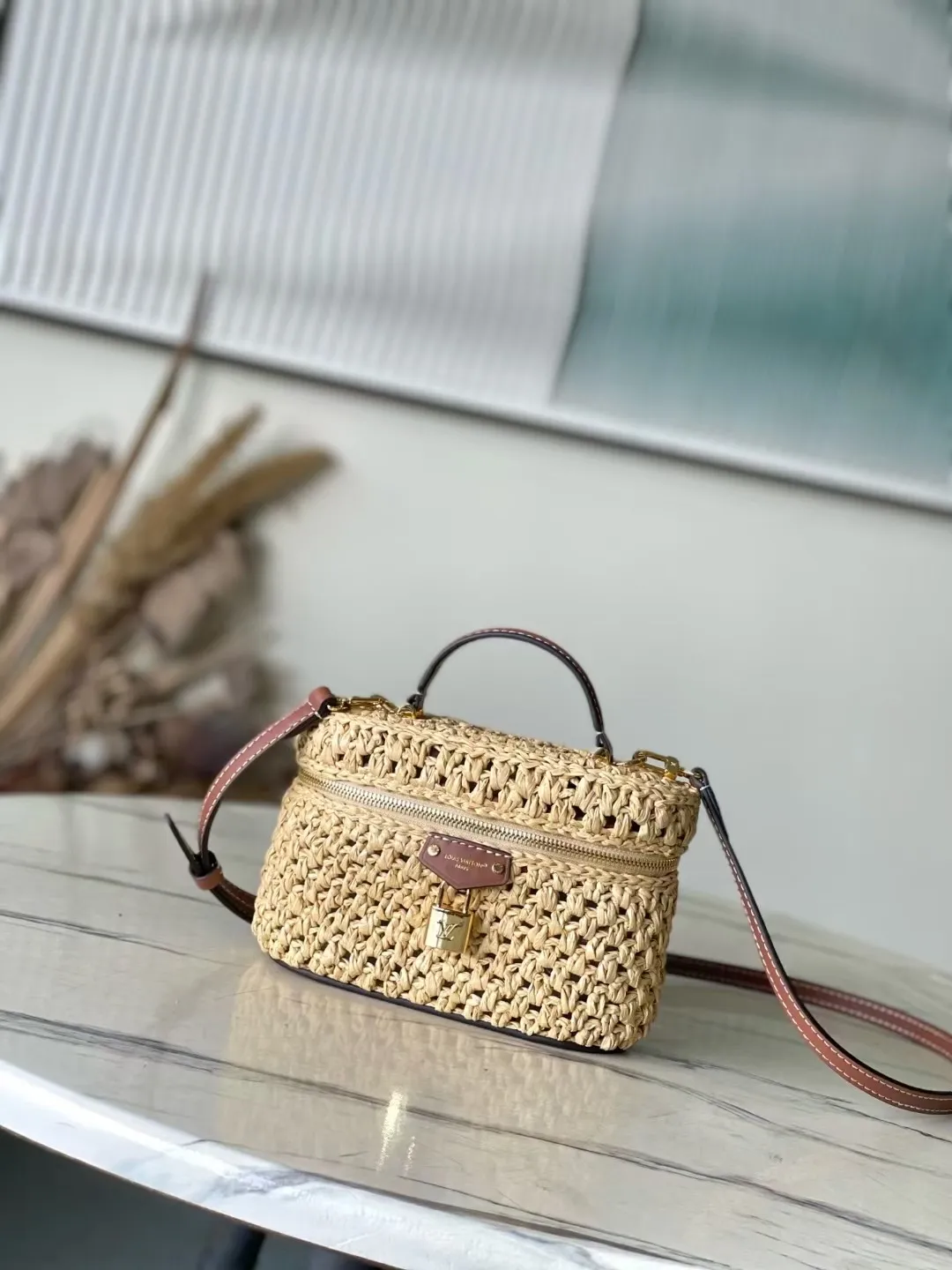 💰1160 Top original order M14303 Vanity Chain Pouch handbag joins the vacation series, which can easily brighten up outdoor occasions or cozy vacations. The elegantly colored raffia bag body is paired with contrasting cow leather trim, and metal parts such as LV inscribed padlocks add exquisite details. Dimensions: 19 × 6.5 × 11.5 cm