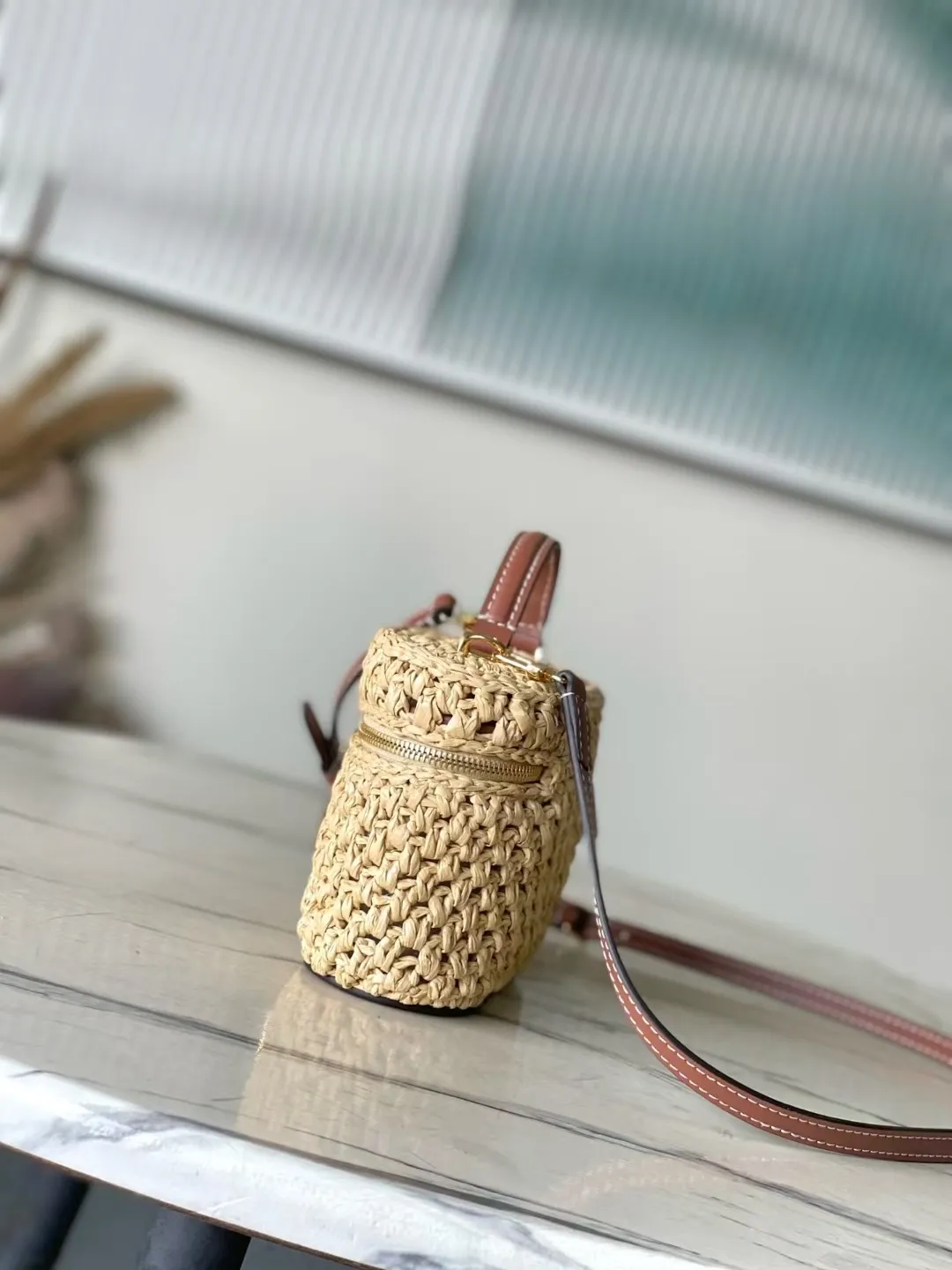 💰1160 Top original order M14303 Vanity Chain Pouch handbag joins the vacation series, which can easily brighten up outdoor occasions or cozy vacations. The elegantly colored raffia bag body is paired with contrasting cow leather trim, and metal parts such as LV inscribed padlocks add exquisite details. Dimensions: 19 × 6.5 × 11.5 cm