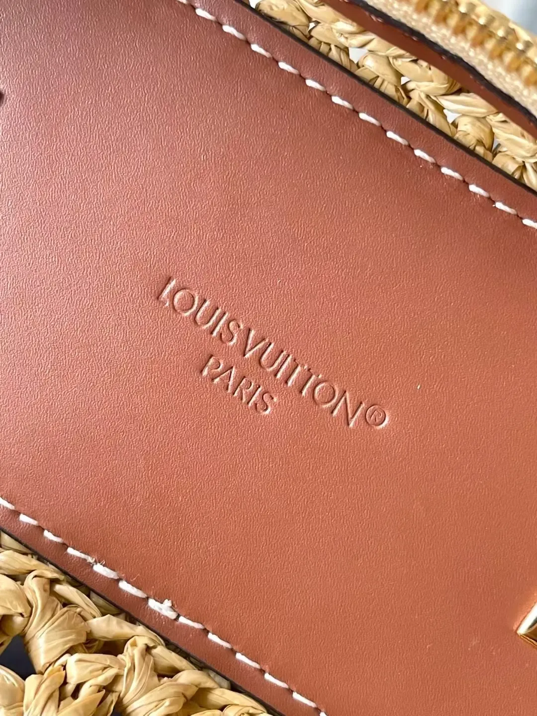 💰1160 Top original order M14303 Vanity Chain Pouch handbag joins the vacation series, which can easily brighten up outdoor occasions or cozy vacations. The elegantly colored raffia bag body is paired with contrasting cow leather trim, and metal parts such as LV inscribed padlocks add exquisite details. Dimensions: 19 × 6.5 × 11.5 cm