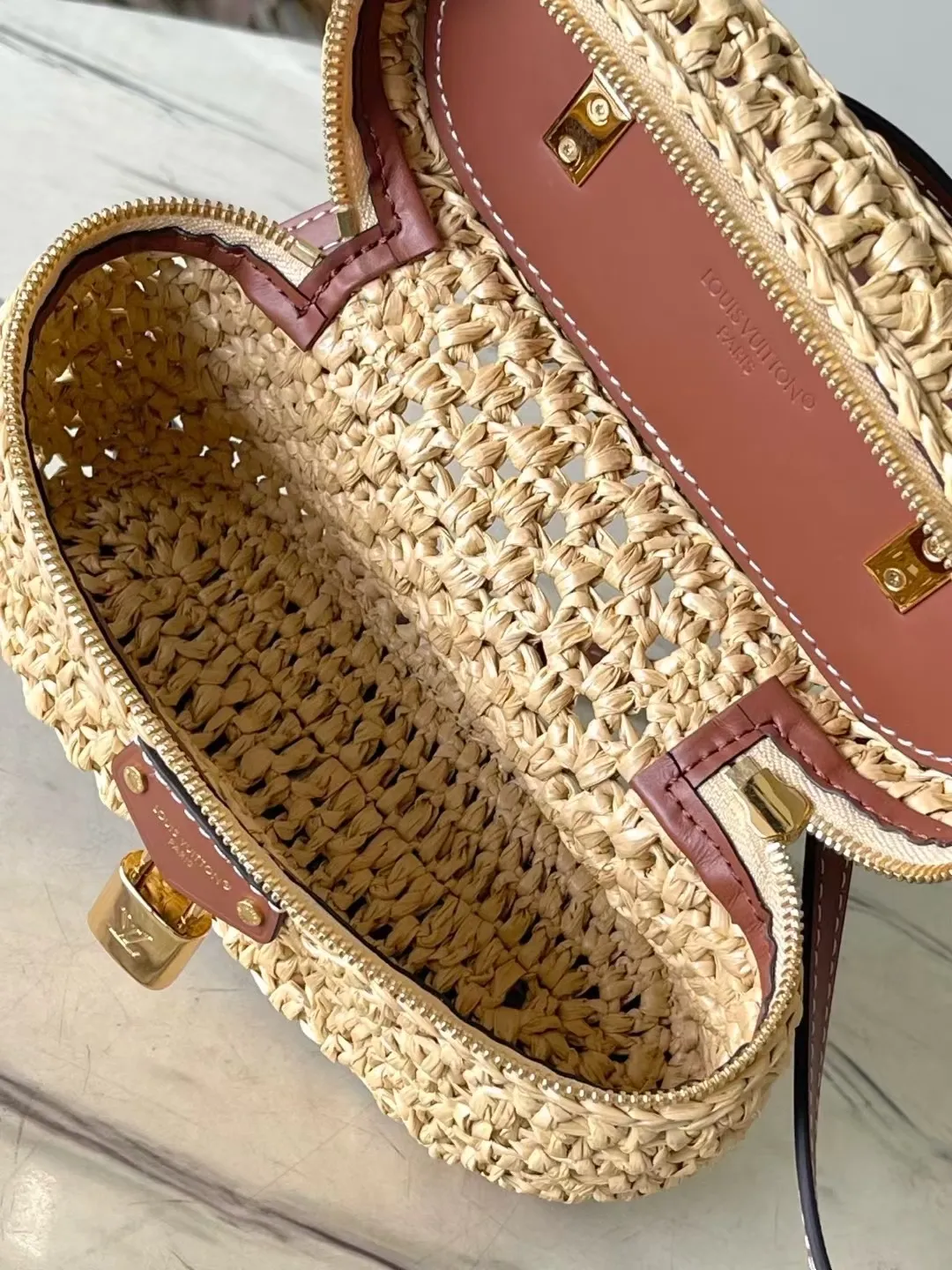 💰1160 Top original order M14303 Vanity Chain Pouch handbag joins the vacation series, which can easily brighten up outdoor occasions or cozy vacations. The elegantly colored raffia bag body is paired with contrasting cow leather trim, and metal parts such as LV inscribed padlocks add exquisite details. Dimensions: 19 × 6.5 × 11.5 cm