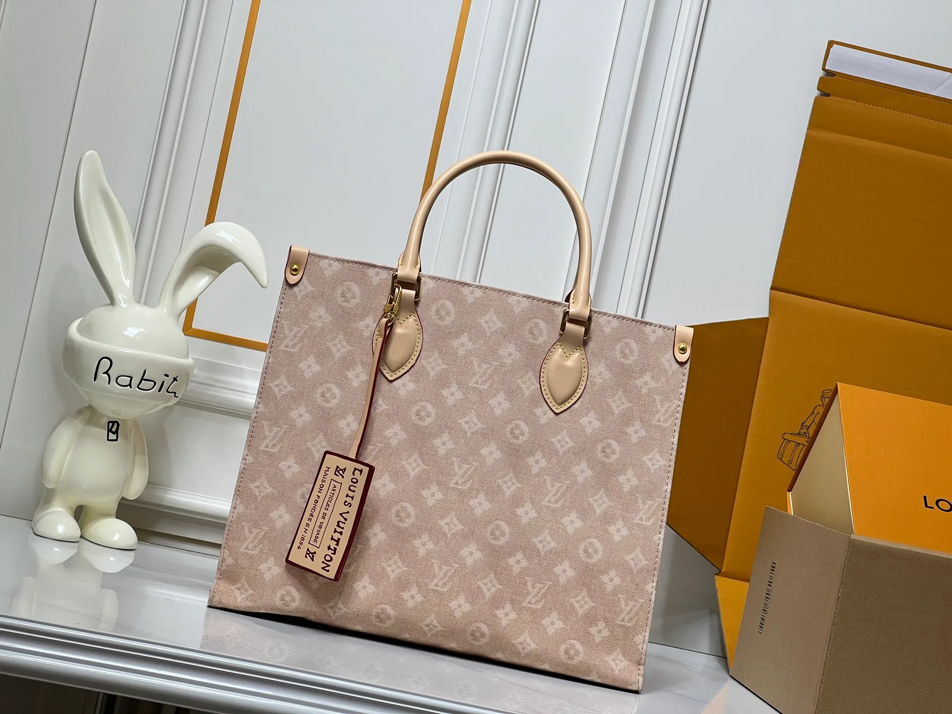 Batch 300💰Upgraded original M45039 M45321 M44571 This Onthego medium handbag is decorated with classic Monogram canvas and Monogram Reverse canvas on both sides, showing different styles at will. Toron's dual handles and shoulder strap allow for a variety of carrying options. Dimensions: 34.0 x 26.0 x 13.0 cm (length x height x width)