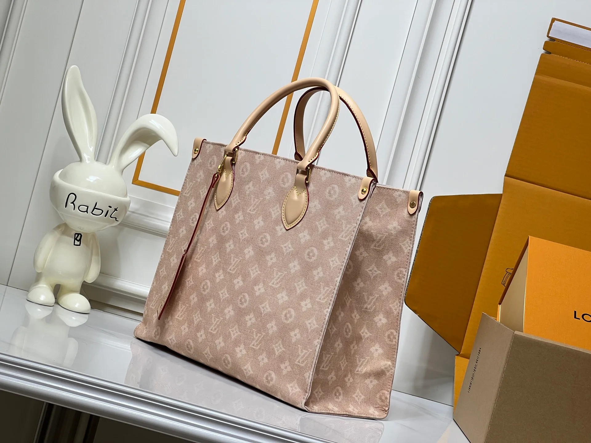 Batch 300💰Upgraded original M45039 M45321 M44571 This Onthego medium handbag is decorated with classic Monogram canvas and Monogram Reverse canvas on both sides, showing different styles at will. Toron's dual handles and shoulder strap allow for a variety of carrying options. Dimensions: 34.0 x 26.0 x 13.0 cm (length x height x width)