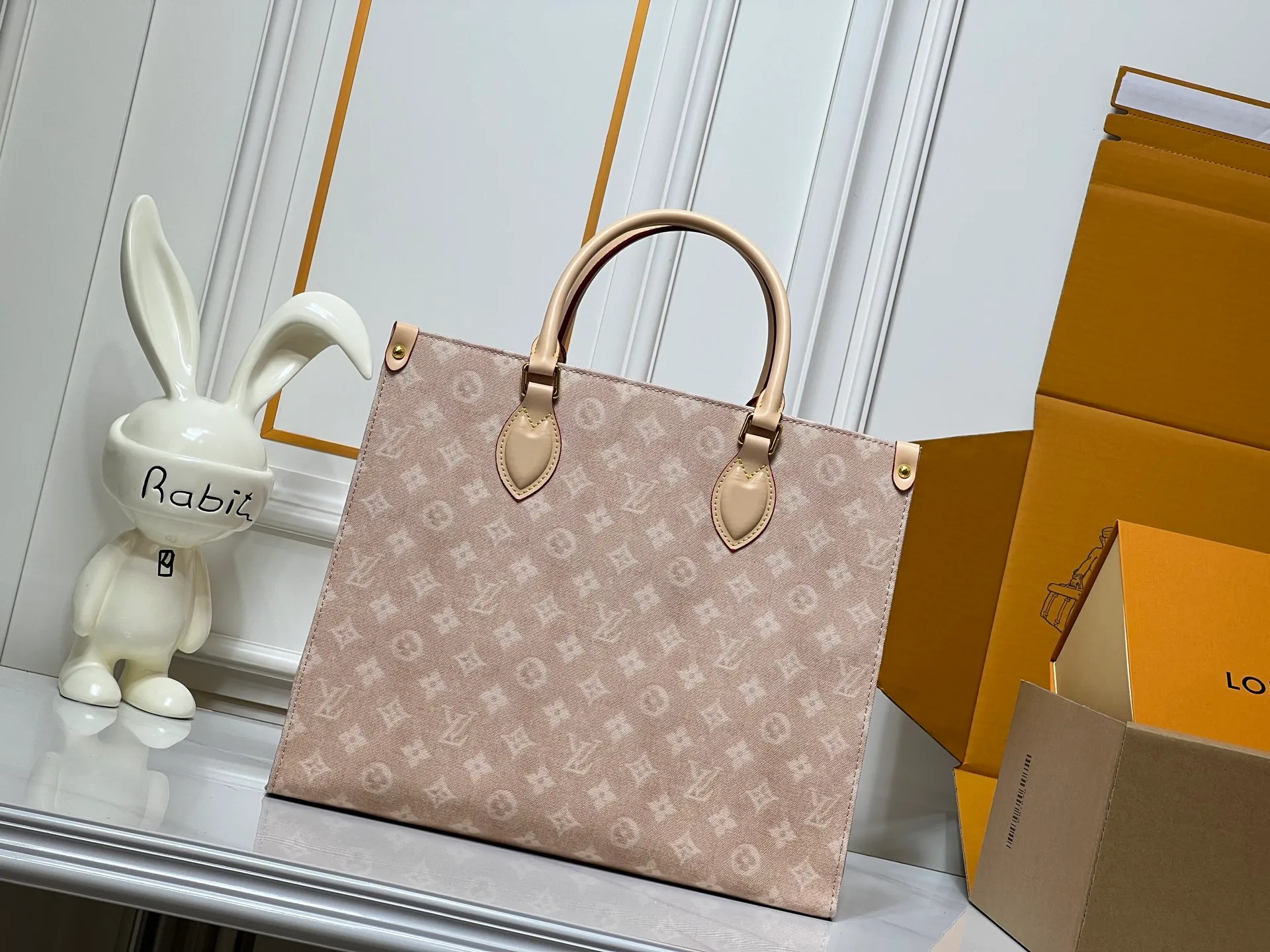 Batch 300💰Upgraded original M45039 M45321 M44571 This Onthego medium handbag is decorated with classic Monogram canvas and Monogram Reverse canvas on both sides, showing different styles at will. Toron's dual handles and shoulder strap allow for a variety of carrying options. Dimensions: 34.0 x 26.0 x 13.0 cm (length x height x width)