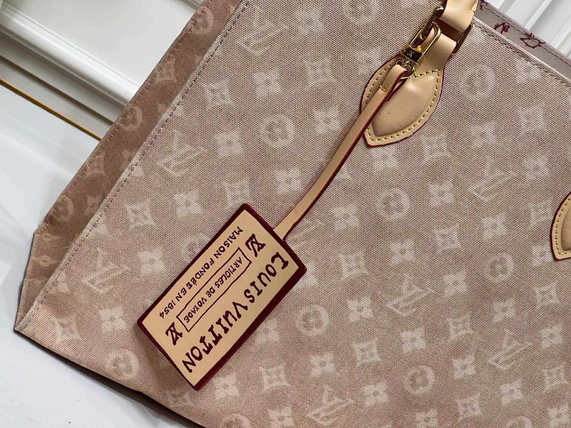 Batch 300💰Upgraded original M45039 M45321 M44571 This Onthego medium handbag is decorated with classic Monogram canvas and Monogram Reverse canvas on both sides, showing different styles at will. Toron's dual handles and shoulder strap allow for a variety of carrying options. Dimensions: 34.0 x 26.0 x 13.0 cm (length x height x width)