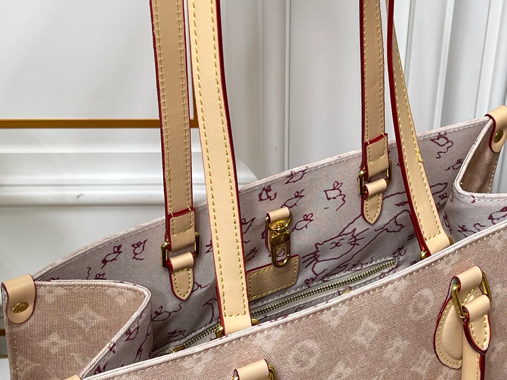 Batch 300💰Upgraded original M45039 M45321 M44571 This Onthego medium handbag is decorated with classic Monogram canvas and Monogram Reverse canvas on both sides, showing different styles at will. Toron's dual handles and shoulder strap allow for a variety of carrying options. Dimensions: 34.0 x 26.0 x 13.0 cm (length x height x width)