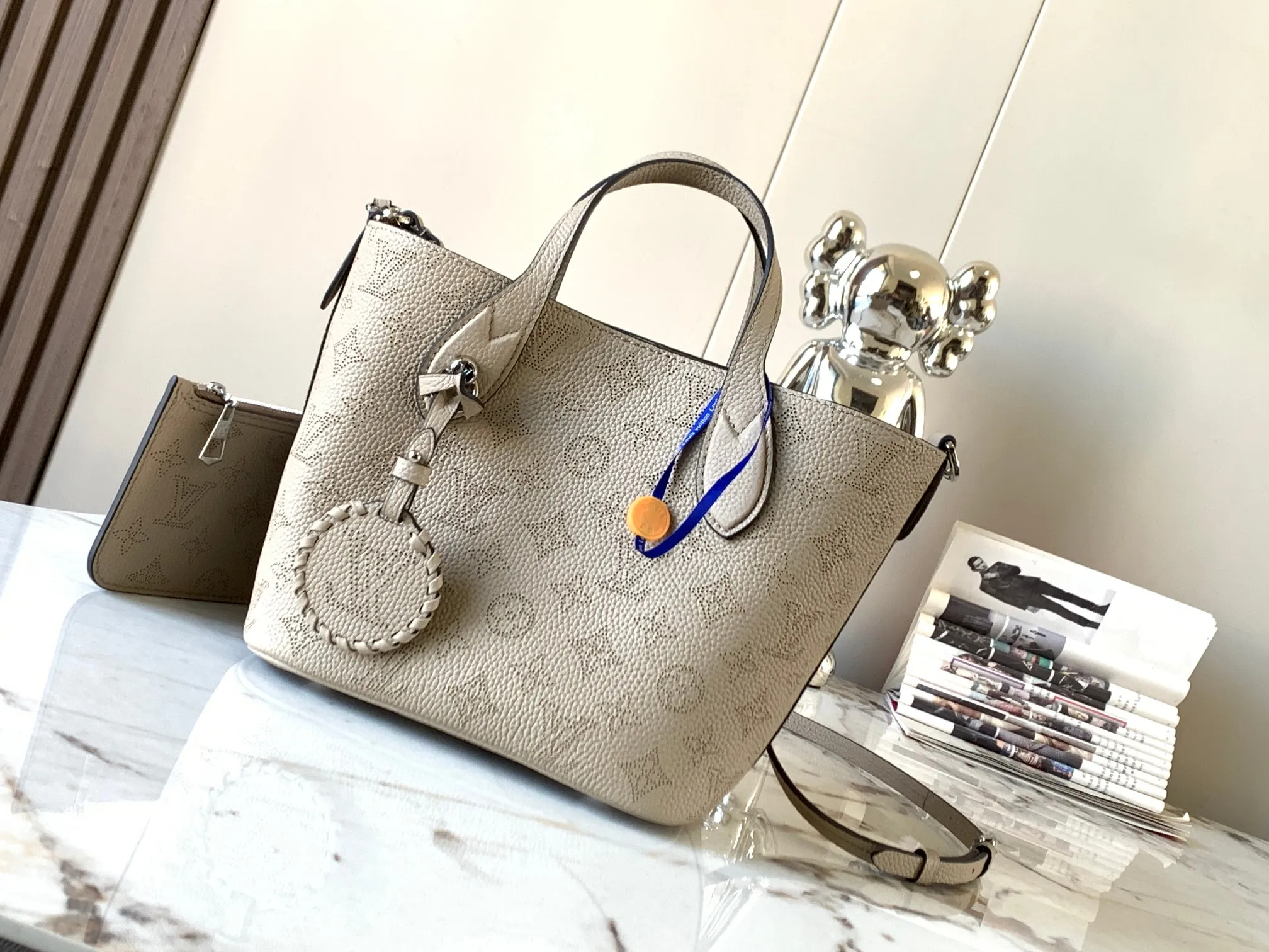 P1500【Original Leather💋M21849 Elephant Gray】This small Blossom handbag is made of engraved and perforated cow leather, which demonstrates practical functions in a leisurely style. The inner compartment is equipped with a detachable zipper bag to easily accommodate daily needs; the handle is convenient for carrying by hand or elbow, and the detachable and adjustable shoulder strap adds shoulder and cross-body options. Detailed dimensions: 20 x 20 x 12.5 cm