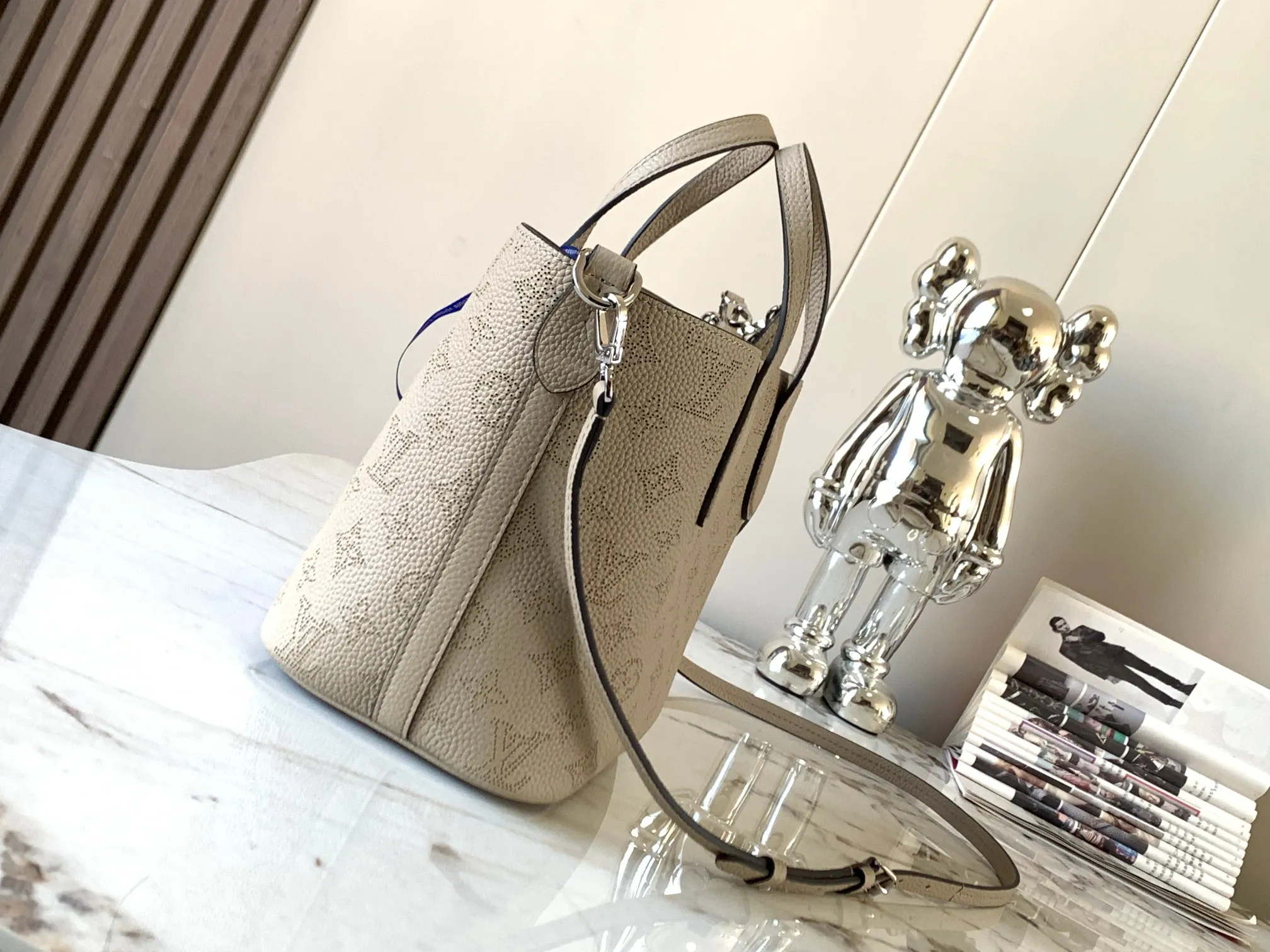 P1500【Original Leather💋M21849 Elephant Gray】This small Blossom handbag is made of engraved and perforated cow leather, which demonstrates practical functions in a leisurely style. The inner compartment is equipped with a detachable zipper bag to easily accommodate daily needs; the handle is convenient for carrying by hand or elbow, and the detachable and adjustable shoulder strap adds shoulder and cross-body options. Detailed dimensions: 20 x 20 x 12.5 cm