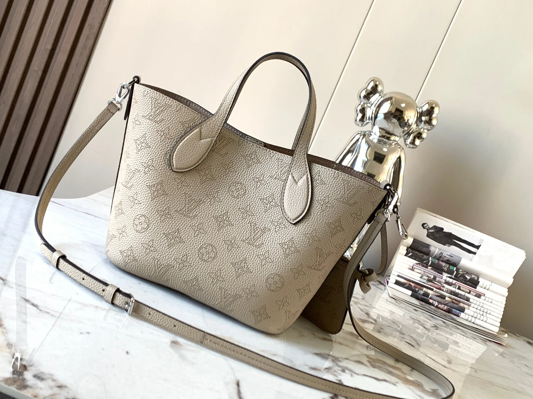 P1500【Original Leather💋M21849 Elephant Gray】This small Blossom handbag is made of engraved and perforated cow leather, which demonstrates practical functions in a leisurely style. The inner compartment is equipped with a detachable zipper bag to easily accommodate daily needs; the handle is convenient for carrying by hand or elbow, and the detachable and adjustable shoulder strap adds shoulder and cross-body options. Detailed dimensions: 20 x 20 x 12.5 cm