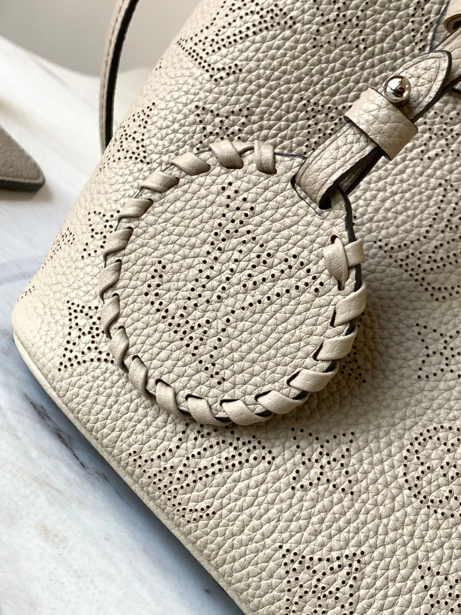 P1500【Original Leather💋M21849 Elephant Gray】This small Blossom handbag is made of engraved and perforated cow leather, which demonstrates practical functions in a leisurely style. The inner compartment is equipped with a detachable zipper bag to easily accommodate daily needs; the handle is convenient for carrying by hand or elbow, and the detachable and adjustable shoulder strap adds shoulder and cross-body options. Detailed dimensions: 20 x 20 x 12.5 cm