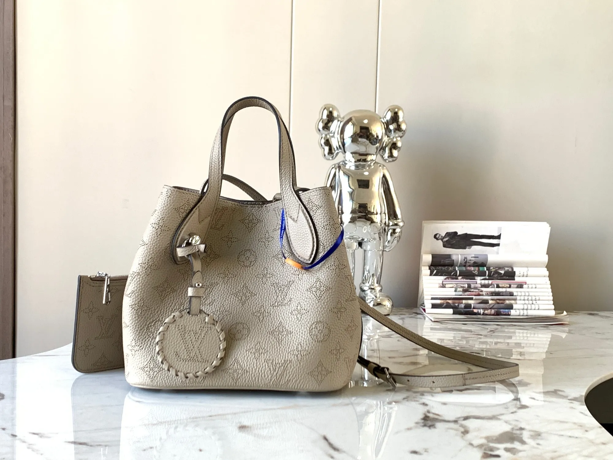 P1500【Original Leather💋M21849 Elephant Gray】This small Blossom handbag is made of engraved and perforated cow leather, which demonstrates practical functions in a leisurely style. The inner compartment is equipped with a detachable zipper bag to easily accommodate daily needs; the handle is convenient for carrying by hand or elbow, and the detachable and adjustable shoulder strap adds shoulder and cross-body options. Detailed dimensions: 20 x 20 x 12.5 cm