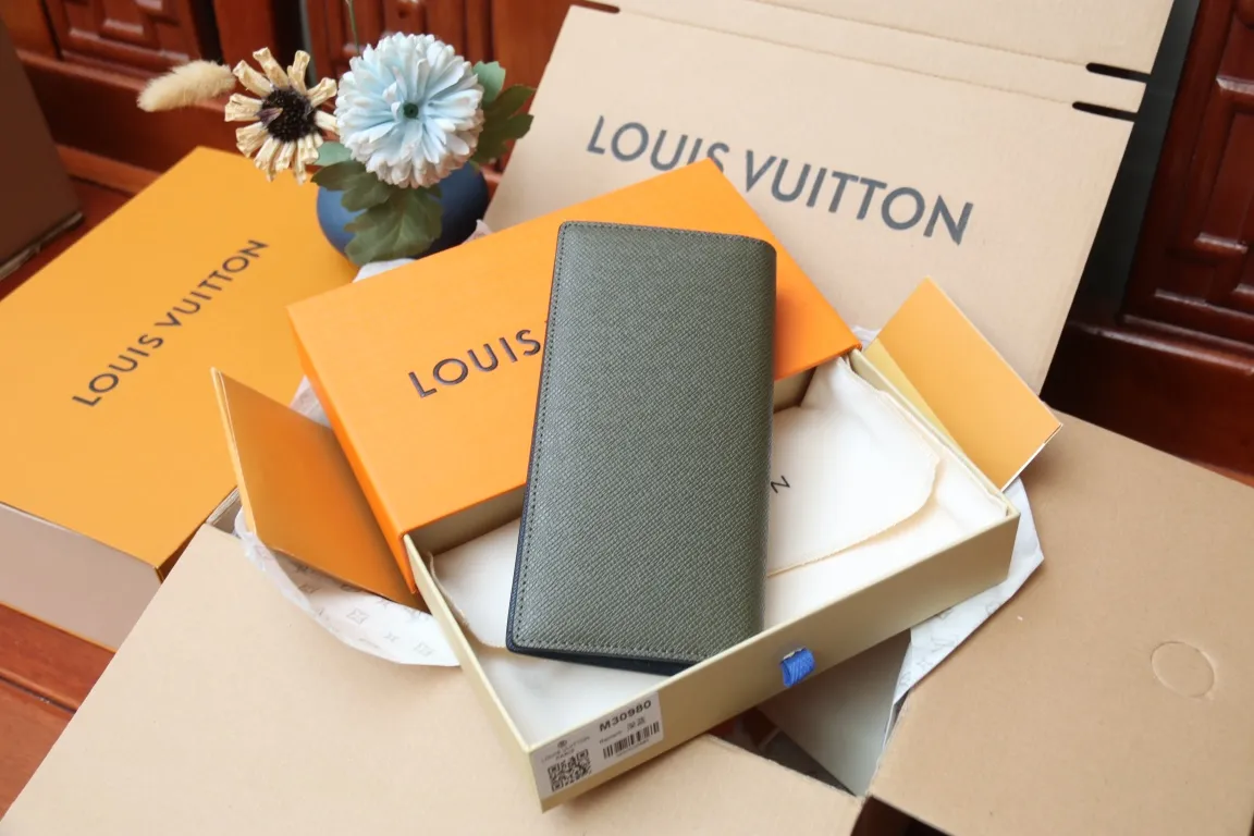 M30980 BRAZZA WALLET💰360 This Brazza wallet has the rich texture of Taïga leather, and uses inlays to express Louis Vuitton's traditional V logo. The ample space is equipped with multiple card slots and compartments to store all your daily needs. 10 x 19 x 2 cm