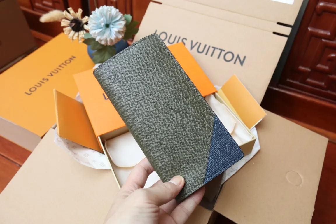 M30980 BRAZZA WALLET💰360 This Brazza wallet has the rich texture of Taïga leather, and uses inlays to express Louis Vuitton's traditional V logo. The ample space is equipped with multiple card slots and compartments to store all your daily needs. 10 x 19 x 2 cm