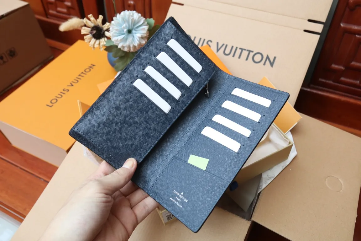 M30980 BRAZZA WALLET💰360 This Brazza wallet has the rich texture of Taïga leather, and uses inlays to express Louis Vuitton's traditional V logo. The ample space is equipped with multiple card slots and compartments to store all your daily needs. 10 x 19 x 2 cm