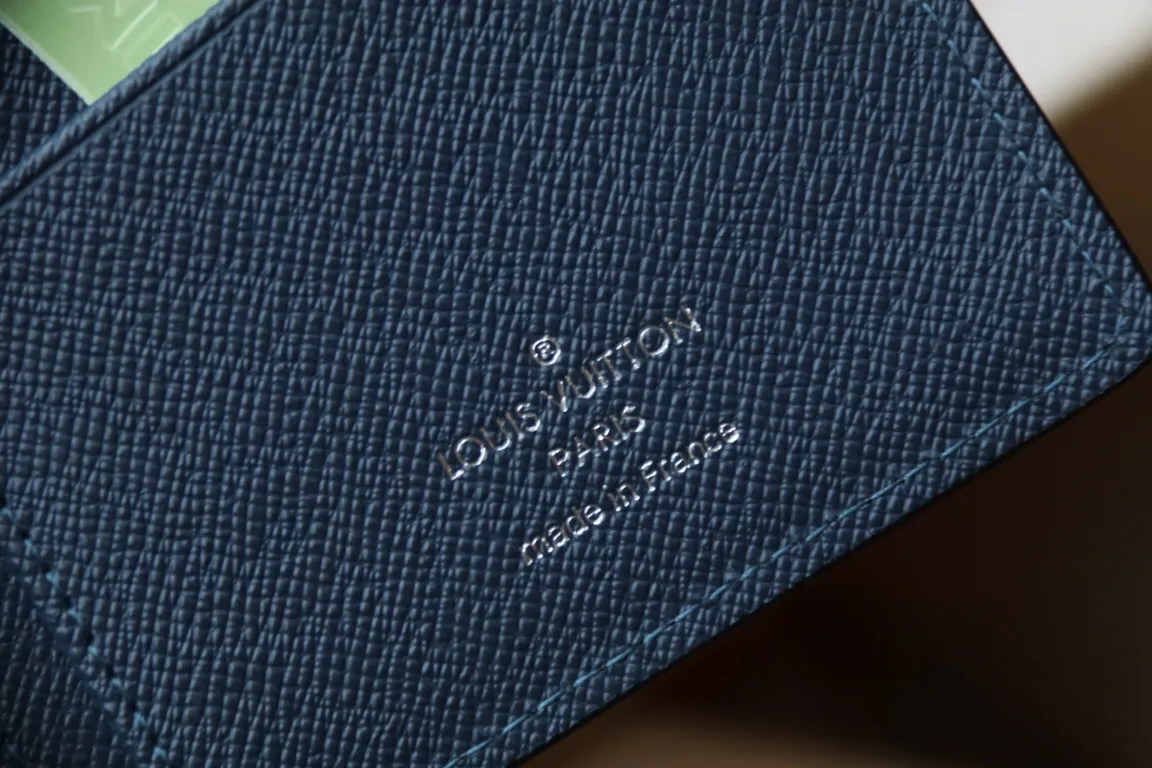 M30980 BRAZZA WALLET💰360 This Brazza wallet has the rich texture of Taïga leather, and uses inlays to express Louis Vuitton's traditional V logo. The ample space is equipped with multiple card slots and compartments to store all your daily needs. 10 x 19 x 2 cm