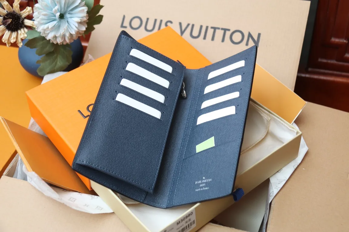M30980 BRAZZA WALLET💰360 This Brazza wallet has the rich texture of Taïga leather, and uses inlays to express Louis Vuitton's traditional V logo. The ample space is equipped with multiple card slots and compartments to store all your daily needs. 10 x 19 x 2 cm
