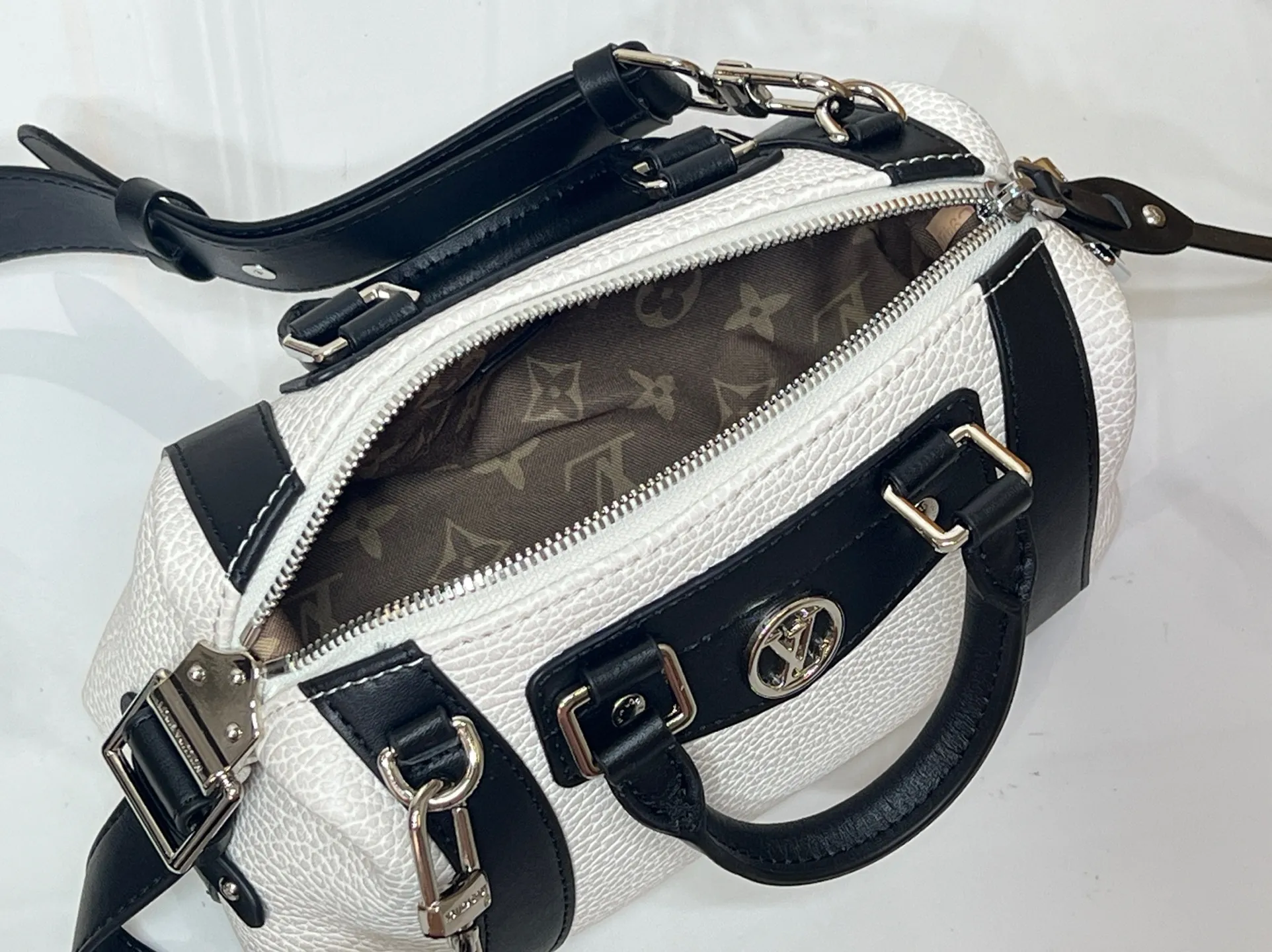 Batch 320💰[Exclusive real shot] Small size M25566 M14623 Full leather motorcycle bag M14702 M14700 NANO LV BIKER handbag This Nano LV Rider handbag is from the 2025 spring and summer series. It is made of pixelated grain sheep leather with smooth cow leather elements, and is decorated with LV Circle logo. The foldable configuration makes it easy to store in a suitcase, and the modern design adds a rock-n-roll edge to any look. Dimensions: 10 x 10 x 23 cm