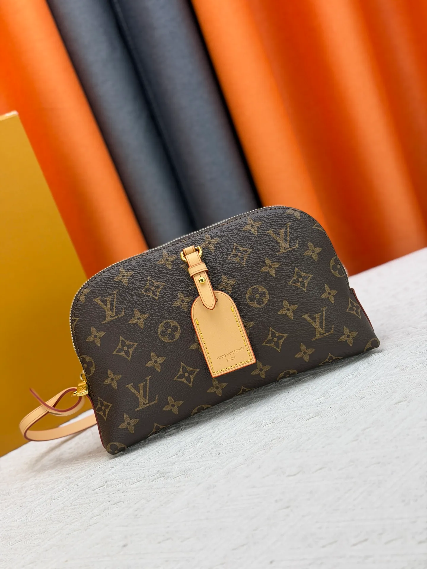 P220 Upgraded original M26787 This Tag Me small storage bag is a new item in the brand's Monogram pattern series. It is made of classic Monogram canvas, decorated with leather trim, and embellished with a luggage tag charm that matches the detachable shoulder strap. The design is compact and exquisite, with gold metal parts embellished with elegant details, and the capacity is large enough to store daily necessities such as mobile phones. Dimensions: 24.5 x 17 x 4.5 cm (length x height x width)