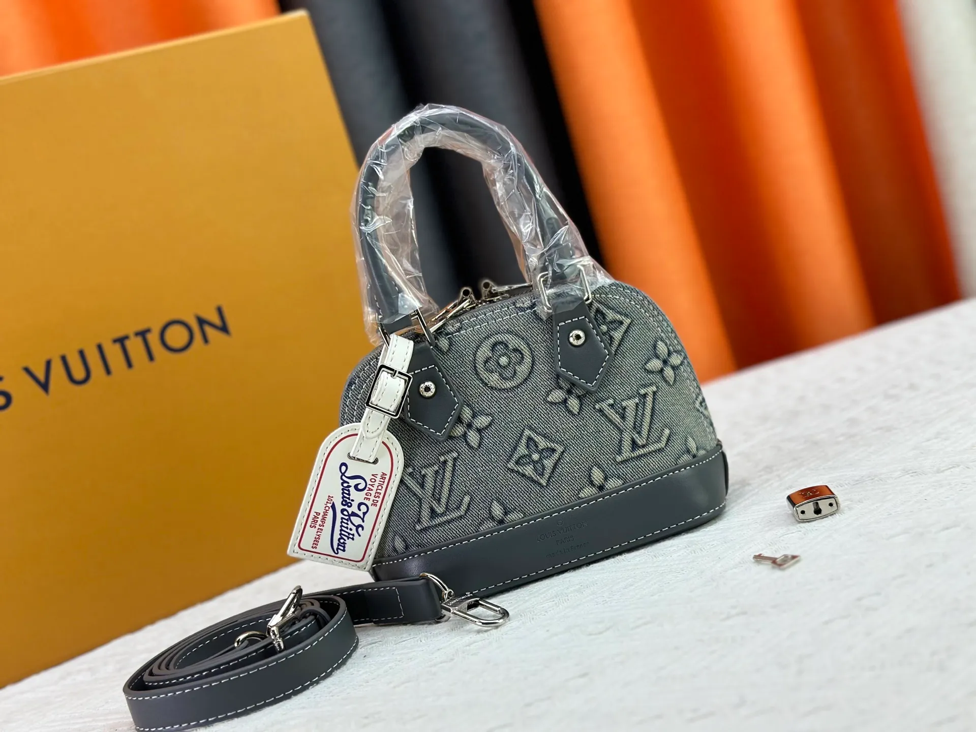 P340 Upgraded Original Embossed Denim [Alma Nano Shell Handbag] M82717 Mini Shell Bag Series New launch Nano Alma Handbag Reproduces the Nano Alma of the iconic Alma bag in a miniature version. Louis Vuitton's signature Monogram canvas material harmonizes with the natural leather upholstery. Expertly crafted items that combine traditional charm with modern functionality. Opening the double zippers reveals an interior design with surprisingly ample storage space. With two leather handles and an adjustable, removable shoulder strap, it can be styled in a variety of ways.  Dimensions: 18 x 12 x 8 cm