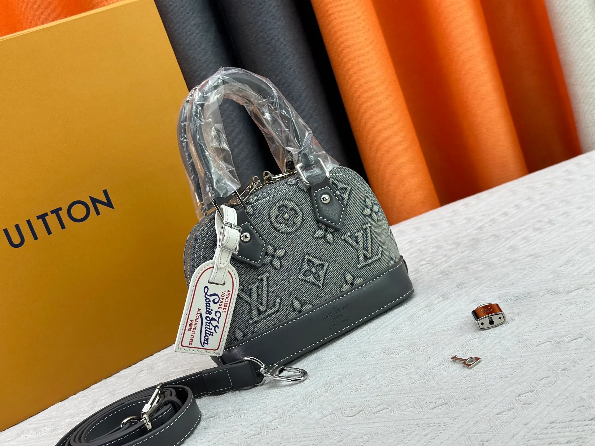 P340 Upgraded Original Embossed Denim [Alma Nano Shell Handbag] M82717 Mini Shell Bag Series New launch Nano Alma Handbag Reproduces the Nano Alma of the iconic Alma bag in a miniature version. Louis Vuitton's signature Monogram canvas material harmonizes with the natural leather upholstery. Expertly crafted items that combine traditional charm with modern functionality. Opening the double zippers reveals an interior design with surprisingly ample storage space. With two leather handles and an adjustable, removable shoulder strap, it can be styled in a variety of ways.  Dimensions: 18 x 12 x 8 cm