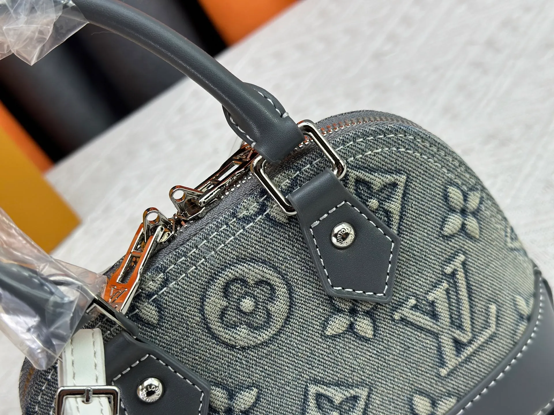 P340 Upgraded Original Embossed Denim [Alma Nano Shell Handbag] M82717 Mini Shell Bag Series New launch Nano Alma Handbag Reproduces the Nano Alma of the iconic Alma bag in a miniature version. Louis Vuitton's signature Monogram canvas material harmonizes with the natural leather upholstery. Expertly crafted items that combine traditional charm with modern functionality. Opening the double zippers reveals an interior design with surprisingly ample storage space. With two leather handles and an adjustable, removable shoulder strap, it can be styled in a variety of ways.  Dimensions: 18 x 12 x 8 cm