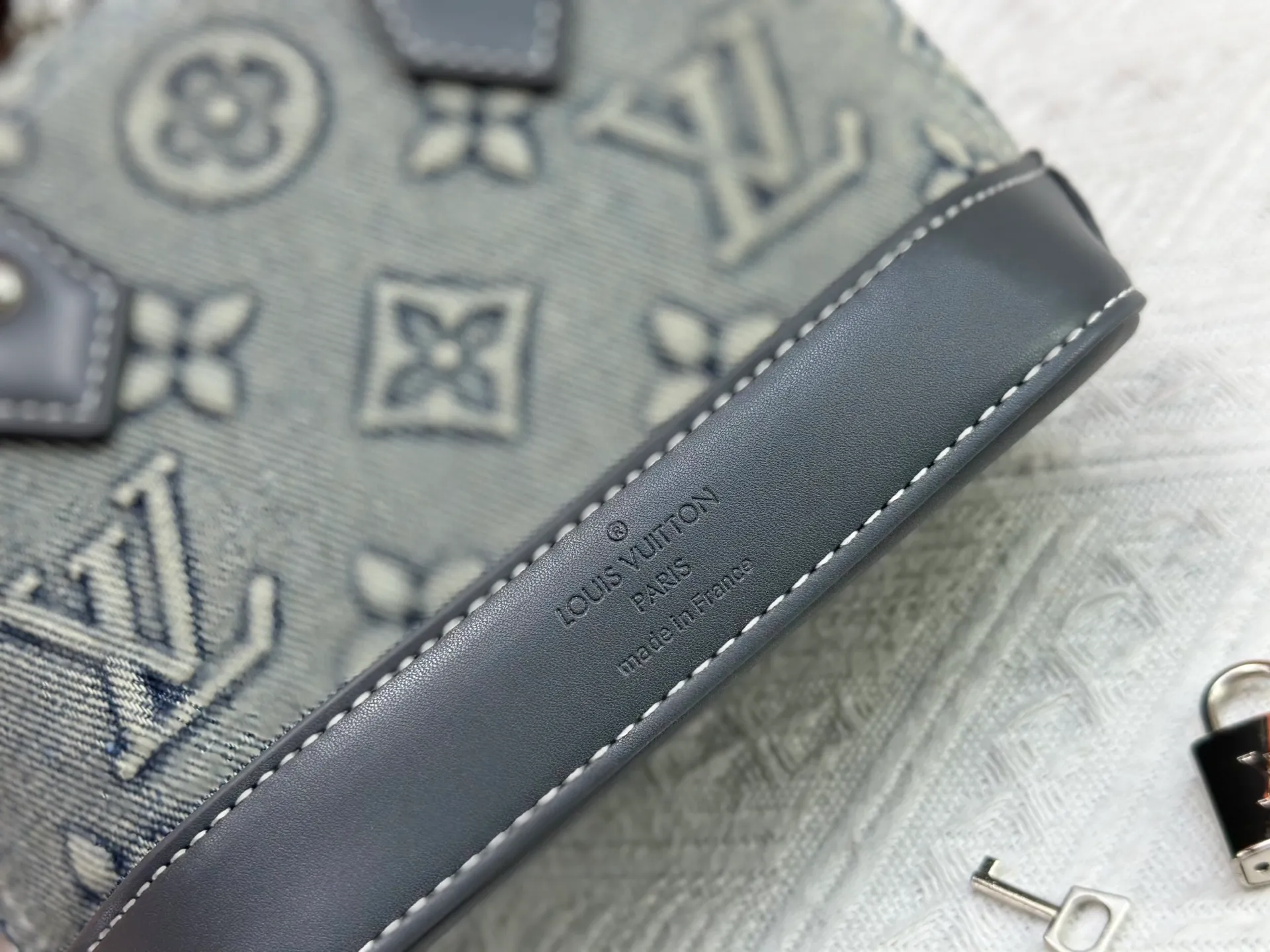 P340 Upgraded Original Embossed Denim [Alma Nano Shell Handbag] M82717 Mini Shell Bag Series New launch Nano Alma Handbag Reproduces the Nano Alma of the iconic Alma bag in a miniature version. Louis Vuitton's signature Monogram canvas material harmonizes with the natural leather upholstery. Expertly crafted items that combine traditional charm with modern functionality. Opening the double zippers reveals an interior design with surprisingly ample storage space. With two leather handles and an adjustable, removable shoulder strap, it can be styled in a variety of ways.  Dimensions: 18 x 12 x 8 cm