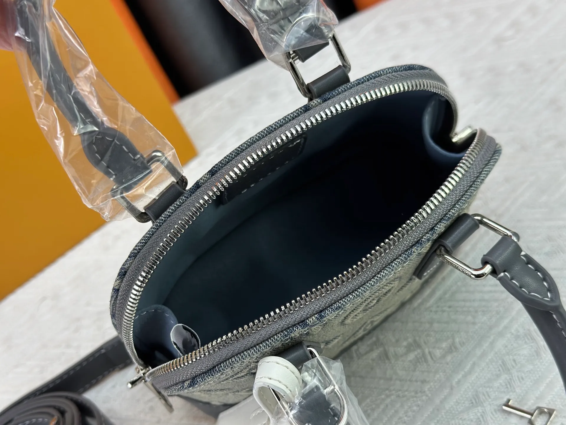 P340 Upgraded Original Embossed Denim [Alma Nano Shell Handbag] M82717 Mini Shell Bag Series New launch Nano Alma Handbag Reproduces the Nano Alma of the iconic Alma bag in a miniature version. Louis Vuitton's signature Monogram canvas material harmonizes with the natural leather upholstery. Expertly crafted items that combine traditional charm with modern functionality. Opening the double zippers reveals an interior design with surprisingly ample storage space. With two leather handles and an adjustable, removable shoulder strap, it can be styled in a variety of ways.  Dimensions: 18 x 12 x 8 cm