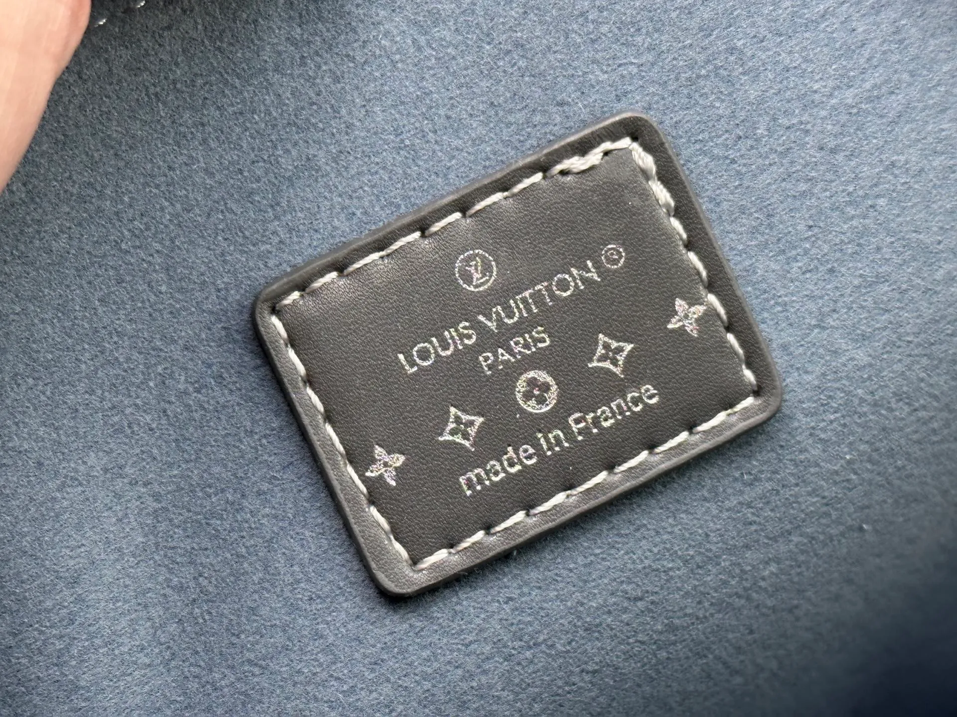 P340 Upgraded Original Embossed Denim [Alma Nano Shell Handbag] M82717 Mini Shell Bag Series New launch Nano Alma Handbag Reproduces the Nano Alma of the iconic Alma bag in a miniature version. Louis Vuitton's signature Monogram canvas material harmonizes with the natural leather upholstery. Expertly crafted items that combine traditional charm with modern functionality. Opening the double zippers reveals an interior design with surprisingly ample storage space. With two leather handles and an adjustable, removable shoulder strap, it can be styled in a variety of ways.  Dimensions: 18 x 12 x 8 cm