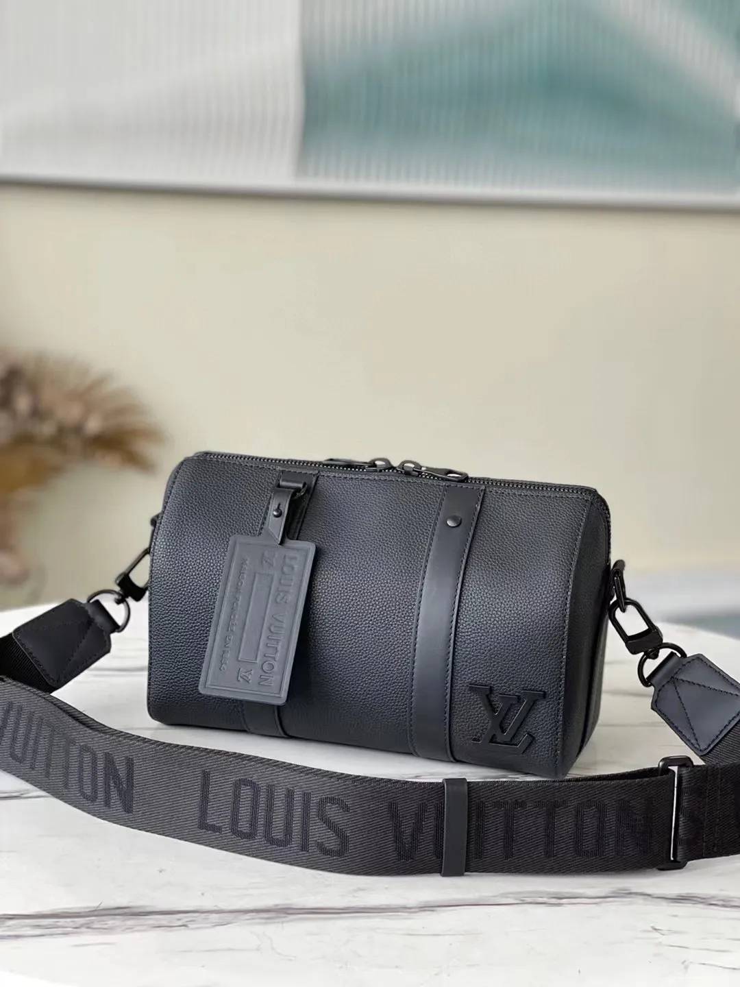 💰1100 (top layer leather) top original order M59255 This City Keepall handbag blooms in the neoclassical style in the autumn of 2021. Aerogram fine-grained calf leather is as soft as traditional aviation letterhead. Metal letters subtly express the brand's logo. A detachable shoulder strap makes it easy to carry. It combines practical functionality with contemporary elegance. Dimensions: 27 x 17 x 13 cm