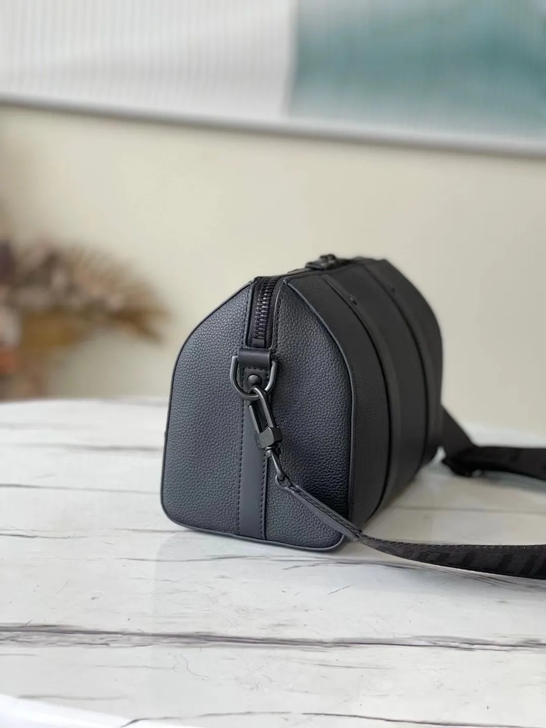 💰1100 (top layer leather) top original order M59255 This City Keepall handbag blooms in the neoclassical style in the autumn of 2021. Aerogram fine-grained calf leather is as soft as traditional aviation letterhead. Metal letters subtly express the brand's logo. A detachable shoulder strap makes it easy to carry. It combines practical functionality with contemporary elegance. Dimensions: 27 x 17 x 13 cm