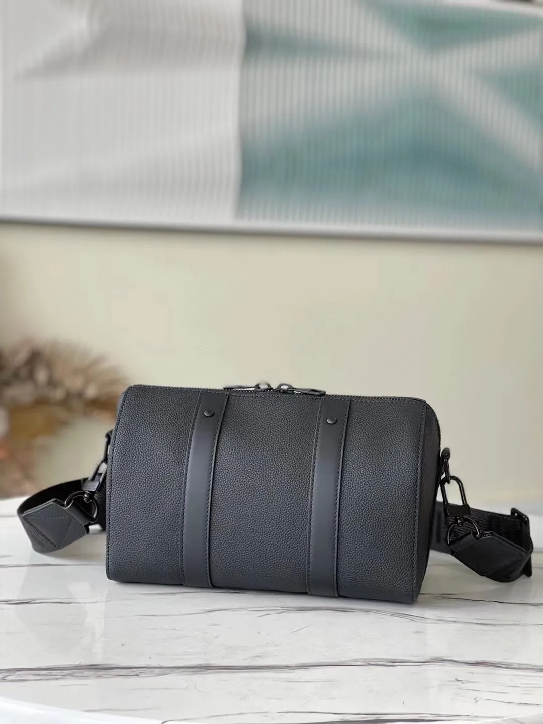 💰1100 (top layer leather) top original order M59255 This City Keepall handbag blooms in the neoclassical style in the autumn of 2021. Aerogram fine-grained calf leather is as soft as traditional aviation letterhead. Metal letters subtly express the brand's logo. A detachable shoulder strap makes it easy to carry. It combines practical functionality with contemporary elegance. Dimensions: 27 x 17 x 13 cm